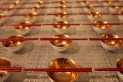 Tác phẩm "Chén và đũa" (Ảnh: Nguyễn Thượng Hiển)