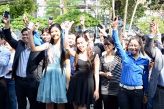 Ngọc Hân và Lưu Hương Giang vận động bầu chọn vịnh Hạ Long (Ảnh: Cục Hợp tác Quốc tế)