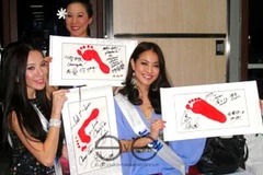 Dấu chân của các người đẹp (Ảnh: Elite)