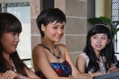 Lê Ánh Nhật (giữa) vào vai trưởng nhóm của các cô gái muốn đổi đời trong phim (Ảnh: Đoàn làm phim cung cấp)