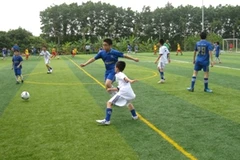 Đá bóng, một trong những hoạt động của “Faster One Cup 2013”. (Ảnh: Minh Hằng/Vietnam+)