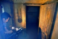 Cảnh cửa gỗ mở lối vào hầm trú ẩn trong lòng khách sạn Metropole (Ảnh: Hoàng Hà)