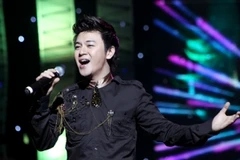 Ca sĩ Phan Anh trên sân khấu ca nhạc (Ảnh: Lương Trần)