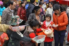 Nạn ăn xin hoành hành ngay lối vào Đền Bà Chúa kho ngày 5/2/2012. (Ảnh: Quý Trung/TTXVN)