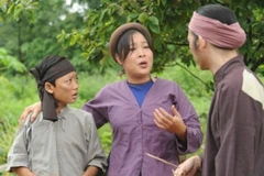 Nghệ sĩ Hồng Vân và Hoài Linh trong tiểu phẩm "Trẻ con không được ăn thịt chó" (Ảnh: Đoàn làm phim)