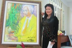 Họa sỹ Văn Dương Thành bên tác phẩm vẽ chân dung cố nhạc sỹ Phạm Duy. (Ảnh: Minh Hằng/Vietnam+)