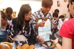 Thưởng thức ẩm thực Nhật Bản. (Ảnh: Minh Hằng/Vietnam+)