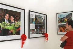 Công chúng xem tác phẩm đoạt giải nhất "Tự hào Việt Nam" (Ảnh: Mai Anh/Vietnam+)