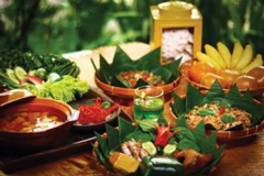 Mâm cơm truyền thống ở Indonesia với lá dứa lót dưới mỗi món ăn cùng màu đỏ của ớt và xốt sambal (Ảnh: nguồn internet)