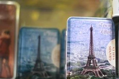 Một trong số những món quà lưu niệm đặc trưng của Paris. (Ảnh: Dương Linh/Vietnam+)