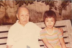 Ông Trường Chinh và cháu nội Đặng Xuân Phương ngày bé. (Nguồn ảnh: Gia đình cung cấp)