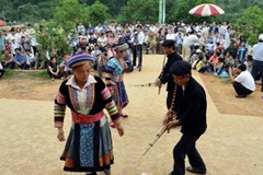 Biểu diễn giao lưu dân tộc H'mông tại Làng Văn hóa-Du lịch các dân tộc Việt Nam ngày 19/4. (Ảnh: Thanh Hà/TTXVN)