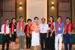 Tiến sỹ Trần Minh Cả (người thứ 4, bên phải qua) cùng ban giám khảo cuộc thi Hoa hậu các dân tộc Việt Nam 2013. (Nguồn ảnh: BTC)