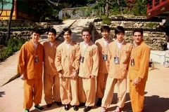 Các thí sinh đều mặc đồng phục nhà chùa (Ảnh: Elite)