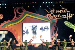 Đêm giao lưu nghệ thuật Về miền quan họ 2010 (Ảnh: Thanh Hà/TTXVN) 