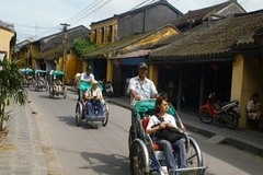 Du khách nước ngoài tham quan Hội An bằng xích-lô (Ảnh minh họa: Vũ Công Điền/TTXVN)