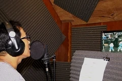 Nghệ sĩ ưu tú Thành Lộc trong phòng lồng tiếng cho bộ phim 3D Xì Trum (Ảnh: nhân vật cung cấp)