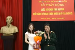 Lý Nhã Kỳ vận động phóng viên báo Quân đội nhân dân bầu chọn Vịnh Hạ Long (Ảnh: Cục Hơp tác Quốc tế)