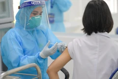 Sáng 8/3, Bộ Y tế bắt đầu triển khai tiêm vaccine AstraZeneca phòng COVID-19 tại nhiều điểm trên cả nước như: Bệnh viện Bệnh Nhiệt đới Trung ương, Bệnh viện Bệnh Nhiệt đới Thành phố Hồ Chí Minh và tại tỉnh Hải Dương. (Ảnh: Minh Sơn/Vietnam+)