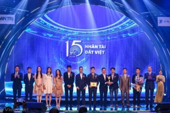 Các tác giả xuất sắc giành giải Nhân tài Đất Việt năm 2019. (Ảnh: Minh Sơn/Vietnam+)