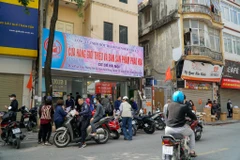 Sáng 30 Tết (11/2) nhiều người dân Thủ đô đã tập trung trước cửa hàng số 67 Lạc Trung, quận Hai Bà Trưng, Hà Nội để mua pháo hoa không nổ. (Ảnh: PV/Vietnam+)