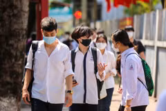Khoảng 9 giờ 45, sau khi kết thúc môn thi đầu tiên Ngữ Văn, nhiều thí sinh đã bắt đầu rời khỏi điểm thi. (Ảnh: Minh Sơn/Vietnam+)