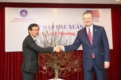 Đại sứ Daniel J. Kritenbrink trao tặng cây đào đặc biệt cho Giáo sư - Tiến sĩ Nguyễn Văn Minh, Hiệu trưởng trường Đại học sư phạm Hà Nội. (Ảnh: Minh Sơn/Vietnam+)