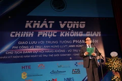 Phó giáo sư, tiến sỹ Phạm Ngọc Lãng, Chủ tịch Hội Hàng không-Vũ trụ Việt Nam giới thiệu về cuộc thi ROBOBAY. (Ảnh: Minh Sơn/Vietnam+)