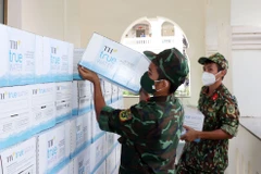 Ngày 7/9, Tập đoàn TH thông qua Ủy ban Mặt trận Tổ quốc Việt Nam tại Thành phố Hồ Chí Minh đã tặng Bộ Tư lệnh thành phố 312 ngàn ly nước tinh khiết TH true WATER. (Ảnh: TH)