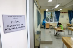 Chiều 2/7, để đảm bảo công tác phòng chống dịch COVID-19 phục vụ kỳ thi tốt nghiệp Trung học Phổ thông Quốc gia, điểm trường Trung học Cơ sở Ba Đình (Quận Ba Đình, Hà Nội) đã tổ chức diễn tập. (Ảnh: Minh Sơn/Vietnam+)