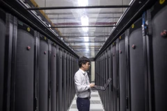 Với tổng diện tích 6.500m2 cùng 1.200 tủ rack tương đương 48 ngàn máy chủ vật lý và 480 ngànmáy chủ cloud, Hòa Lạc data center là trung tâm dữ liệu lớn nhất khu vực miền Bắc của Viettel IDC. (Ảnh: Minh Sơn/Vietnam+)