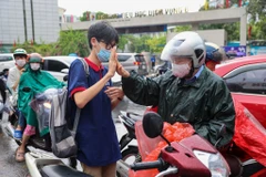 Sáng 12/6, sĩ tử thi vào cấp 3 trên khắp Hà Nội sẽ bắt đầu buổi thi đầu tiên. (Ảnh: Minh Sơn/Vietnam+)