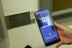 Trên các hiện vật của Bảo tàng Mỹ thuật Việt Nam đều có QRCode để du khách có thể quét và tìm hiểu mọi thông tin về hiện vật. (Ảnh: Minh Sơn/Vietnam+)