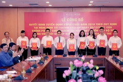 Lãnh đạo Bộ Tài chính trao quyết định tuyển dụng công chức cho các thí sinh trúng tuyển. (Ảnh: BTC)