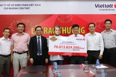Ông T.V.C nhận giải Jackpot 2 kỷ lục. (Ảnh: Vietlott)