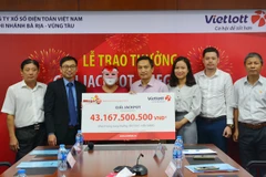 Người phụ nữ may mắn lĩnh giải Jackpot hơn 43 tỷ đồng. (Ảnh: Vietlott)