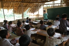 Dựng lán dạy chữ ở Tà Mít (Ảnh: Chí Bách/Vietnam+)