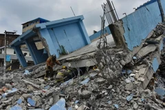 Lực lượng cứu hộ làm nhiệm vụ tại Gauyaquil sau động đất. (Nguồn: AFP/TTXVN)