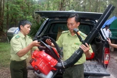 Lực lượng kiểm lâm Vườn Quốc gia Phú Quốc chuẩn bị sẵn sàng phương tiện dập lửa khi phát hiện cháy xảy ra. (Ảnh: Lê Huy Hải/TTXVN)