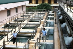 Sản xuất nước sạch ở Công ty kinh doanh nước sạch Hà Nội. (Ảnh: Bùi Tường/TTXVN)