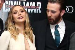 Chris Evans trầm trồ trước vẻ đẹp của Elizabeth Olsen. (Nguồn: AP)