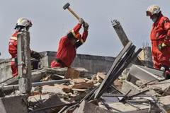 Lực lượng cứu hộ Peru tham gia công tác khắc phục hậu quả động đất ở Manta, Ecuador. (Nguồn: AFP/TTXVN)