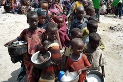 Trẻ em Somalia nhận lương thực cứu trợ tại Mogadishu. (Nguồn: AFP/TTXVN)
