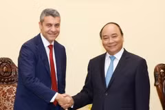 Thủ tướng Nguyễn Xuân Phúc tiếp ông Andrea Vella, Giám đốc điều hành, Trưởng Ngân hàng Đầu tư Goldman Sachs châu Á. (Ảnh: Thống Nhất/TTXVN)