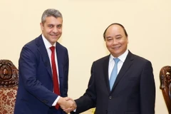 Thủ tướng Nguyễn Xuân Phúc tiếp ông Andrea Vella, Giám đốc điều hành, Trưởng Ngân hàng Đầu tư Goldman Sachs châu Á. (Ảnh: Thống Nhất/TTXVN)