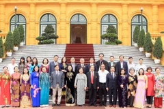 Phó Chủ tịch nước Đặng Thị Ngọc Thịnh chụp ảnh chung với các đại biểu. (Ảnh: Phạm Kiên/TTXVN)