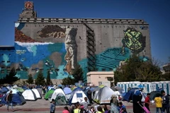 Người di cư tại khu vực cảng Piraeus, Hy Lạp. (Nguồn: AFP/TTXVN)