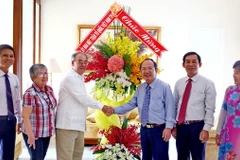 Ủy ban Mặt trận Tổ quốc Việt Nam thành phố Hồ Chí Minh thăm Lãnh sự quán Cuba nhân kỷ niệm chiến thắng Hiron. (Ảnh: Thế Anh/TTXVN)