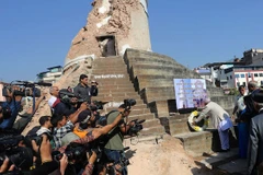 Thủ tướng Nepal K. P. Sharma Oli đặt hoa tại lễ tưởng niệm các nạn nhân động đất ở Kathmandu. (Nguồn: THX/TTXVN)