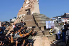 Thủ tướng Nepal K. P. Sharma Oli đặt hoa tại lễ tưởng niệm các nạn nhân động đất ở Kathmandu. (Nguồn: THX/TTXVN)